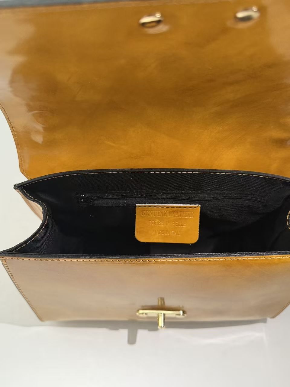 Structured flap — polished calf, chain strap